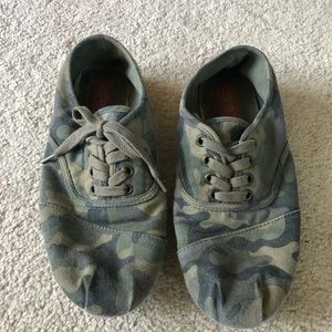 Camo tennis shoes